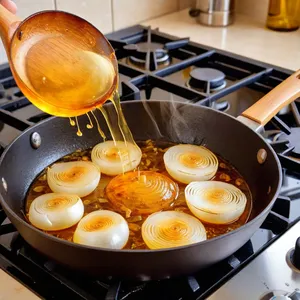 Рецепт Мясная запеканка с тыквой и пармезаном - Обжарка лука и чеснока