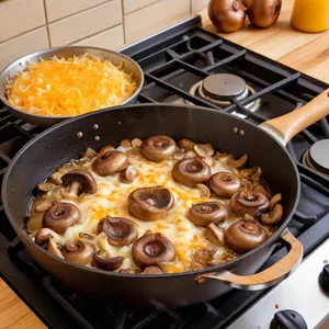 Рецепт Мясной пирог с грибами и сыром - Приготовление начинки
