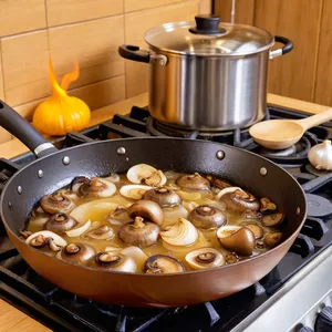 Рецепт Мясные корзинки с грибами и сыром - Обжарка грибов и лука