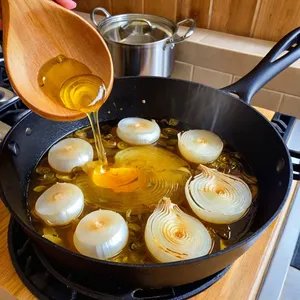 Рецепт Мясные сердечки с гранатовым соусом и кедровыми орешками - Обжарка лука и чеснока