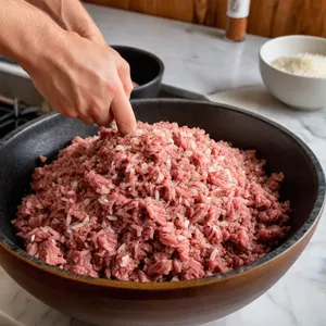 Рецепт Мясные улитки с чесночным кремом и зеленью - Приготовление мясной начинки