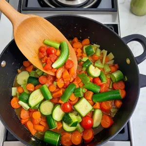 Рецепт Минестроне с фисташками и руколой - Добавление овощей