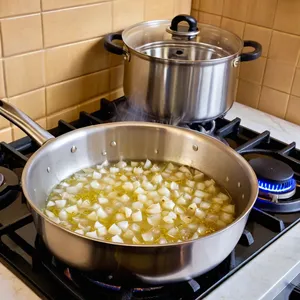 Рецепт Минестроне с грушей и горгонзолой - Обжарка лука и чеснока