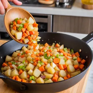 Рецепт Минестроне с копченым лососем и укропом - Добавление картофеля и моркови