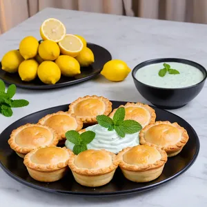 Рецепт Мини-пирожки с бараниной и мятным соусом - Подача