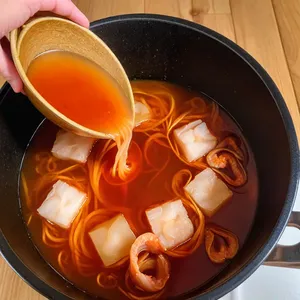 Рецепт Мисо-суп с кальмаром и кимчи - Добавление кальмара и кимчи