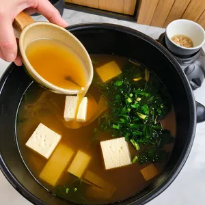 Рецепт Мисо-суп с кальмаром и кимчи - Добавление тофу и вакаме