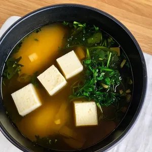 Рецепт Мисо-суп с устричными грибами и морскими гребешками - Добавление тофу и вакаме