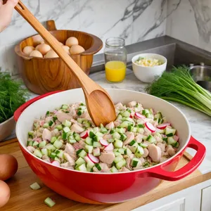 Рецепт Окрошка на минералке с курицей - Смешивание ингредиентов