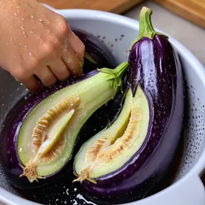 Рецепт Острые маринованные баклажаны с чесноком и зеленью - Вымачивание баклажанов