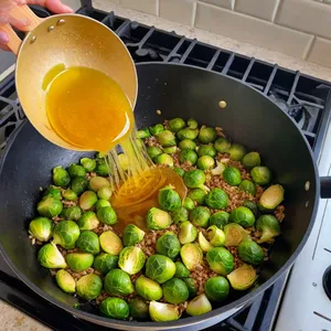 Рецепт Овощной плов с брюссельской капустой и кунжутом - Обжарка овощей