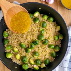 Рецепт Овощной плов с брюссельской капустой и кунжутом - Добавление риса