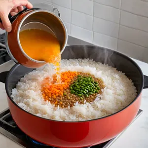 Рецепт Овощной плов с чечевицей и томатами - Заправка рисом и заливка водой
