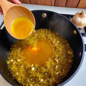 Рецепт Овощной плов с фенхелем и гранатом - Обжарка лука и специй