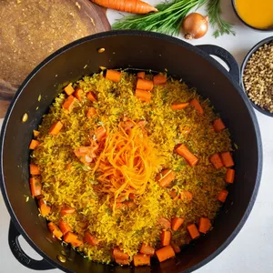 Рецепт Овощной плов с шпинатом и кедровыми орешками - Обжарка лука и моркови