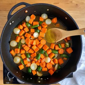 Рецепт Овощной плов с цуккини и вялеными томатами - Обжарка лука и моркови