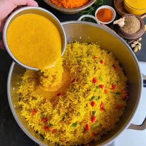 Рецепт Овощной плов с цветной капустой и куркумой - Добавление риса и специй