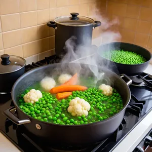 Рецепт Овощные котлеты с цветной капустой и зеленым горошком - Варка овощей