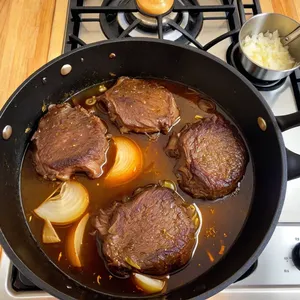 Рецепт Паштет из оленины с брусникой и можжевельником - Обжарка оленины и лука