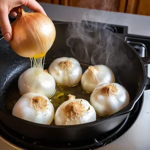 Рецепт Паста из копченой индейки с клюквой и апельсиновой цедрой - Обжарка лука и чеснока