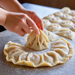 Рецепт Пельмени с индейкой и тыквой в сливочно-чесночном соусе - Формирование пельменей