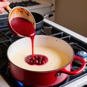Рецепт Пельмени с кабанчиком и можжевельником в бруснично-сливочном соусе - Приготовление бруснично-сливочного соуса