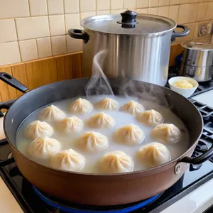Рецепт Пельмени с копченой грудинкой и чеддером в пикантном сырном соусе - Варка пельменей