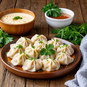 Рецепт Пельмени с копченой грудинкой и чеддером в пикантном сырном соусе - Подача