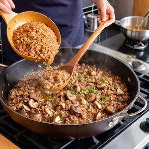 Рецепт Пельмени с курицей и шампиньонами в сливочном соусе - Приготовление начинки
