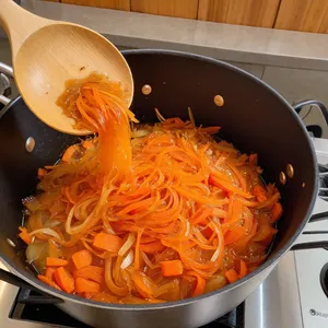 Рецепт Плов с бараниной и каштанами - Пассеровка овощей