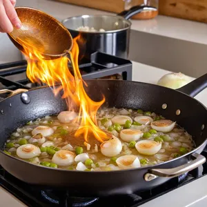 Рецепт Потаж из кабачков с чесноком и сливочным сыром - Обжарка лука и чеснока