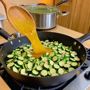 Рецепт Потаж из кабачков с чесноком и сливочным сыром - Тушение кабачков