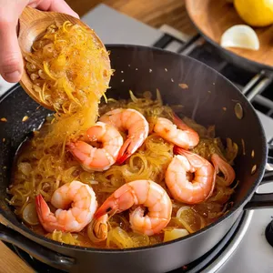 Рецепт Потаж из креветок с шафраном и сливочным сыром - Добавление креветок