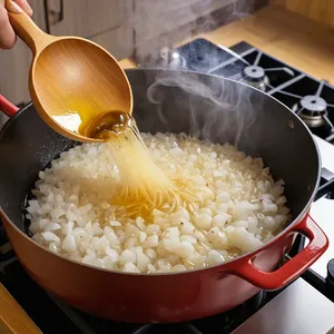 Рецепт Потаж из свекольной ботвы с козьим сыром и кедровыми орехами - Обжарка лука и чеснока