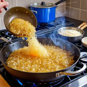 Рецепт Рагу с картофелем и грибами в томатном соусе - Обжарка лука и чеснока