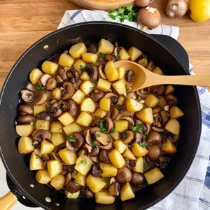 Рецепт Рагу с картофелем и грибами в томатном соусе - Добавление картофеля