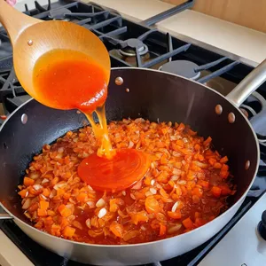 Рецепт Рассольник с индейкой и рисом - Обжарка овощей