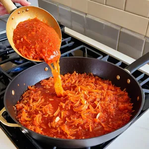 Рецепт Рассольник с морепродуктами и рисом - Обжарка овощей