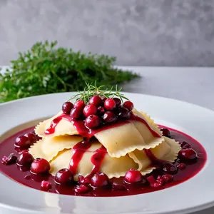 Рецепт Равиоли с дикой уткой и сливочно-клюквенным соусом - Подача
