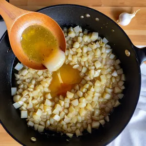 Рецепт Ризотто с болгарским перцем и оливками - Обжарка лука и чеснока