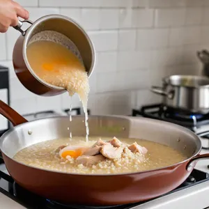 Рецепт Ризотто с брокколи и чеддером - Постепенное добавление бульона