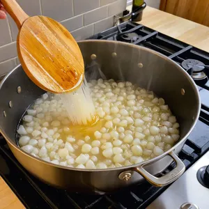 Рецепт Ризотто с грибами и спаржей - Обжарка лука и чеснока