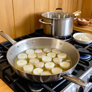 Рецепт Ризотто с кабачками и пармезаном - Обжарка лука и чеснока
