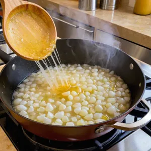 Рецепт Ризотто с зеленым горошком и мятой - Обжаривание лука и чеснока