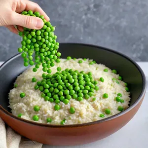 Рецепт Ризотто с зеленым горошком и мятой - Добавление зеленого горошка