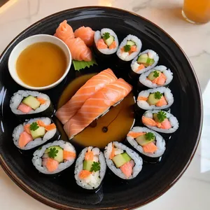 Рецепт Роллы с лососем и грушей в медовом соусе - Нарезка и подача