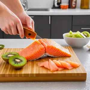 Рецепт Роллы с лососем и киви в соусе спайси - Нарезка ингредиентов
