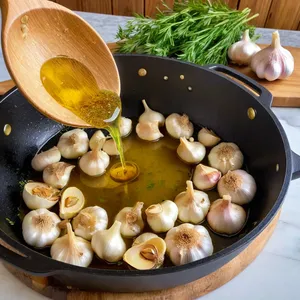 Рецепт Ростбиф с мятным соусом и жареным чесноком - Приготовление жареного чеснока