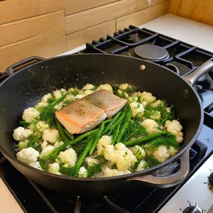 Рецепт Рыбный пирог с сайрой и цветной капустой - Обжарка овощей и рыбы