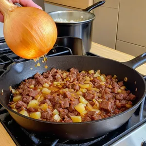 Рецепт Салат "Боярский пир" с говядиной и свёклой - Обжарка лука